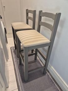 2 wooden counter stools