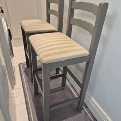 2 wooden counter stools
