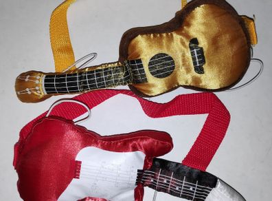 Bild -A -Bear Workshop 2 plush guitars