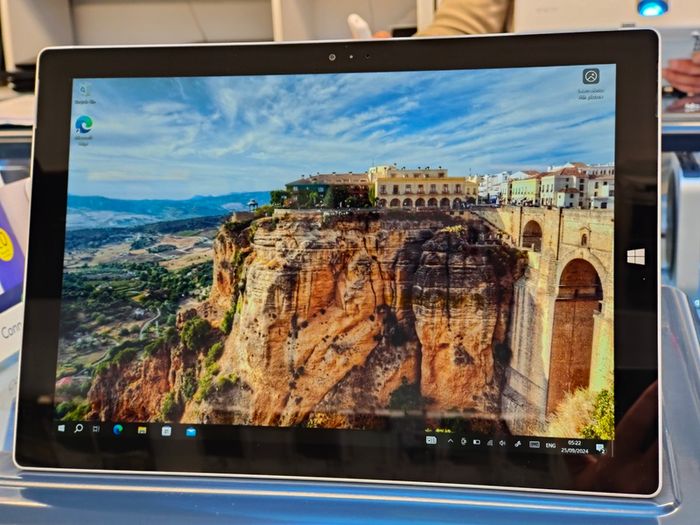 Microsoft Surface Pro 3 12inch i5-4300U 8GB RAM 256GB SSD Windows 10 Pro Touch (Without Keyboard)