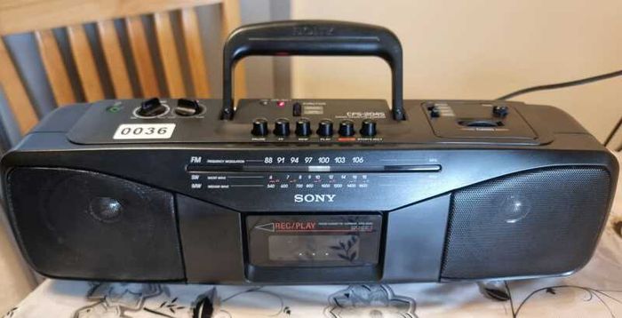 From 1984 Sony CFS-204S, Perfect sound, Radio working, tape do not play.