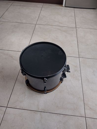 Pearl EX Export Series 13 by 9 and 5/8"  rack tom in excellent condition.
