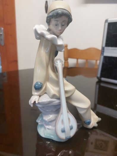 Nao by Lladro Figurine ' Wandering minstrel ' clown with Mandolin (MD50)