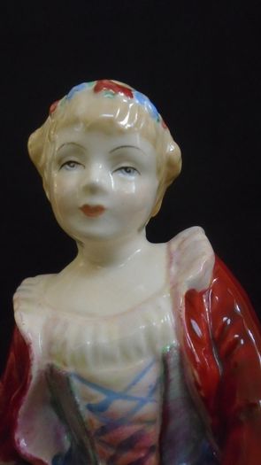 Paragon Ware/Royal Doulton Flower Girl Figurine