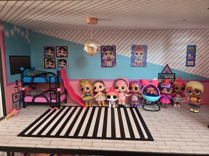 LOL Dolls house including Lol dolls and all furniture