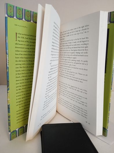 The Language of Threads by Gail Tsukiyama (RB554)