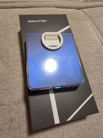 Samsung Galaxy Z Flip 7 512GB - Like New, 1 year old - 12 mth Samsung Waranty - Blue color