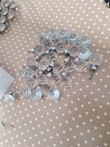 Glass press/door knobs