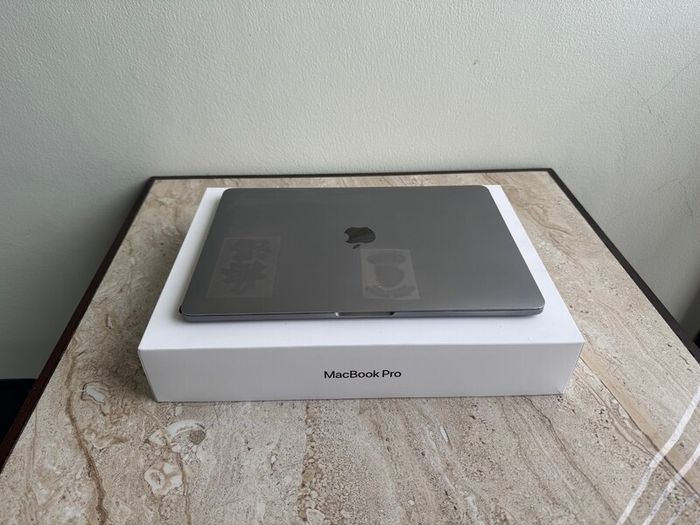 MacBook Pro (13-inch, 2019, Four Thunderbolt 3 ports)