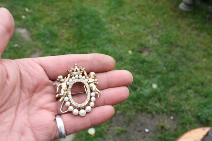 Vintage Brooch 2 Cherubs supporting Crown crystals and pearls - Photo frame