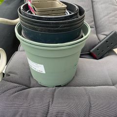 Mixed lot of pots