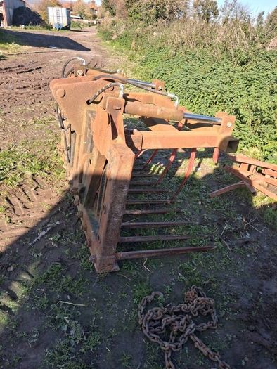 Tractor. Grab.