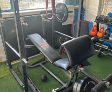 weight cage in very good condition, with or without weight plates