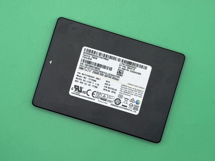 Bundle of Samsung Cm871a 256gb Sata SSD Drives