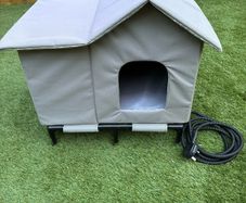 Outdoor heated cat house