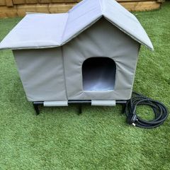Outdoor heated cat house