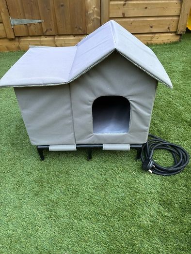 Outdoor heated cat house