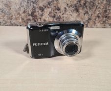 Fujifilm Finepix Ax300 Digital Camera 14mp Mega Pixels Takes 2 X Aa Batteries