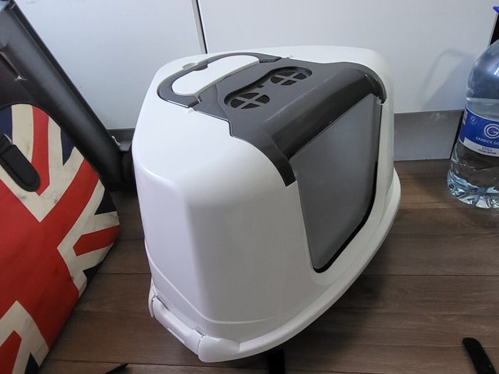 cat corner litter box