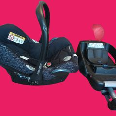 Maxi Cosi car Chair Black with Isofix Base
