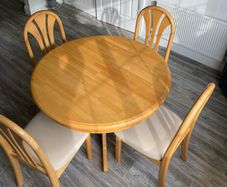 Round extending dining room table & 4 chairs