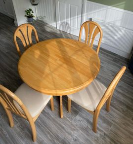 Round extending dining room table & 4 chairs