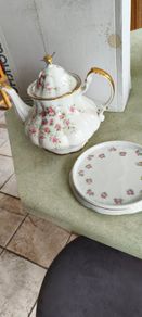 Teapot Paragon Victoriana Rose Large Teapot Fine Bone China Made in England. pluse resting dish rose patrone