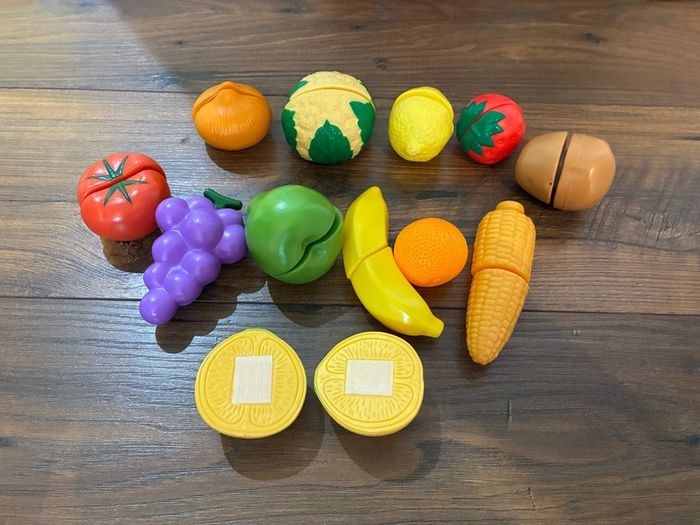 Assorted kitchen toys (food / dishes / appliances, 60+ items)