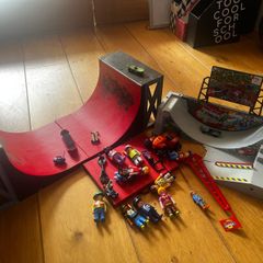 Toy skateboarding ramp