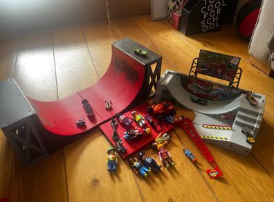 Toy skateboarding ramp