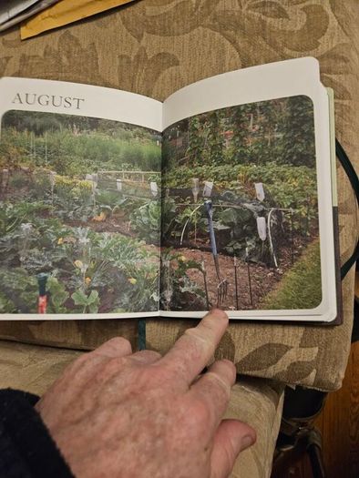 The Royal Horticultural Society Journal.  By Mitchell Beazley. Beautiful Illustrated Hardback Journal Of Month By Month Managment Of Your Allotment.  In Good Condition.  See Photos For Same.