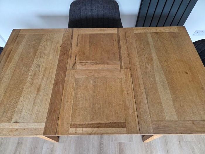 Extendable wooden dining table