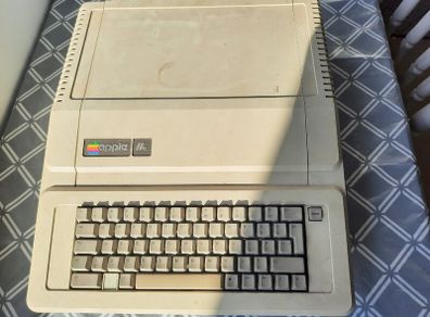 Apple II Computer Vintage Apple IIe Fully Working. FREE SHIPPING