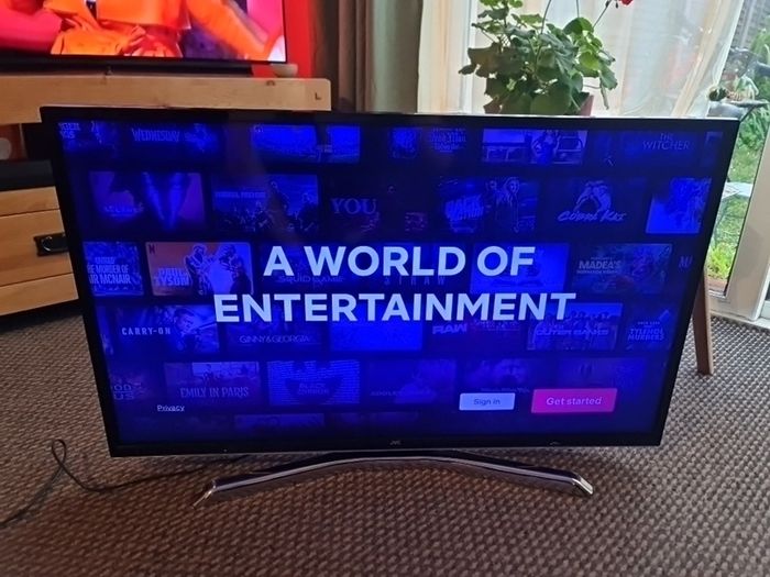 JVC 40" Smart tv Read description