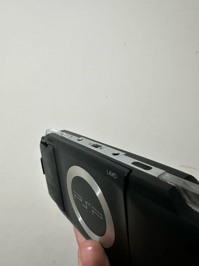 PSP + 1GB + charger + Lara Croft + Sims 2
