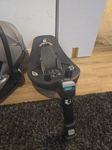 Cybex Cloud Z seat and Sirona Z 360 swivel isofix base