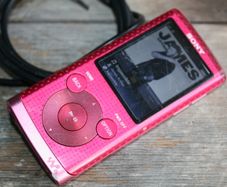 Sony Walkman NWZ-E353 Digital MP3 Player (4 GB), Red. Works well