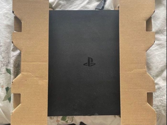 PS4 Slim 1TB Boxed Bundle + 2 Controllers | Low Firmware 10.71 (Jailbreakable)