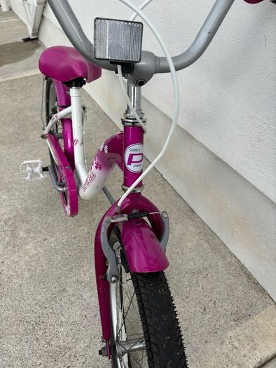Girls 20 Inch Bike. Age 6-8.