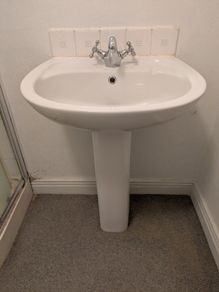 Pedestal sink basin