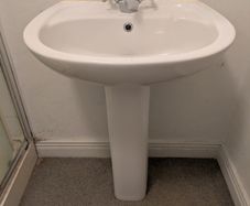 Pedestal sink basin