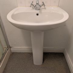 Pedestal sink basin
