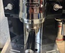 The product in the image is a De'Longhi EC820.B pump espresso coffee machine. Technology: Uses a 15-bar professional pressure pump and a Thermoblock system for fast heating