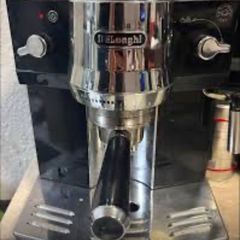 The product in the image is a De'Longhi EC820.B pump espresso coffee machine. Technology: Uses a 15-bar professional pressure pump and a Thermoblock system for fast heating