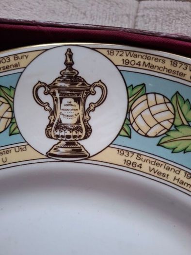 Soccer Fans A Rare !  Vintage Elizbethan Fine BONE China Plate 10.5 ins  100th  Football Final Manchester City  v Tottenham  Hotspur  9th May 1981 Commemorative Lpate Programmes lunches Banquet Details  TEAM winners over the years