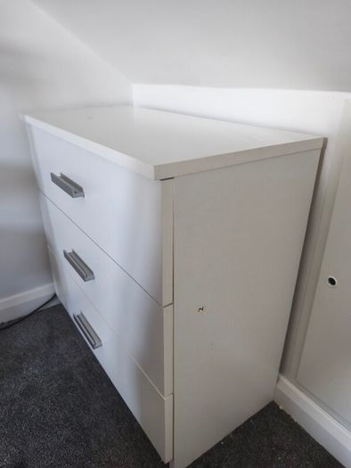 chest of drawers