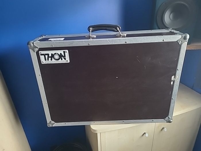 flight case pedals/ leads