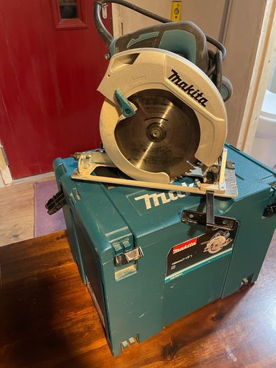 Makita 190mm circular saw,only used twice,comes with case,240v.