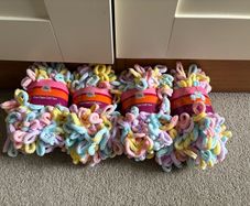 4 balls of puffy finger knitting yarn wool 100g each