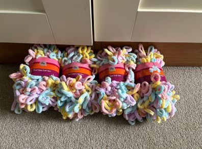 4 balls of puffy finger knitting yarn wool 100g each